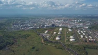 Şehir dışında bulunan sanayi bölgesi yakınında ağaçlar ile alanın havadan görünümü. Klip. Dökme petrol ve benzin depolama için fabrika tankları ve tank çiftliği Amazing görünümü