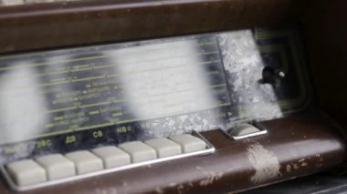 Sürtünme ve beyaz düğmeleri, retro tarzı ile eski bir radyo alıcısı kapatın. Eylem. Vintage radyo ve cam panel üzerinde adam yansıması farklı istasyonları ve frekansları.