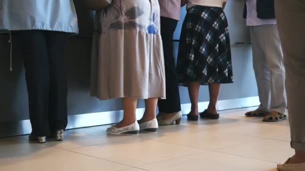 Primer plano de las mujeres y el hombre esperando en la cola en el hospital o puesto. Medios. Gente esperando tranquilamente su turno — Vídeo de stock