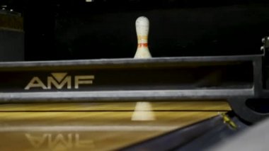 Beyaz raptiyeler, ahşap bowling salonu, aktif spor oyunları ve eğlence konsepti. Medya. Top çarptıktan sonra vinç mekanizması tarafından kaldırılan bir Skittle..
