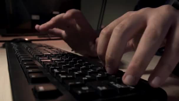 Primer plano para el hombre manos escribiendo algo en el teclado de la computadora, concepto de trabajo de oficina. Imágenes de archivo. Dedos masculinos presionando los botones negros de su computadora, lapso de tiempo . — Vídeo de stock