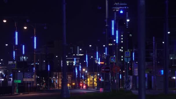 Neonfények a fények az éjszakai város. Stock Footage. Éjszakai pályán a modern város fel van szerelve, gyönyörű neonfények, mint a város a jövő — Stock videók