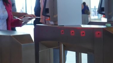 Barkod tarayıcı ile elektronik turnike geçen insanların yakın çekim. Media.Electronic erişim kontrolü iç güvenlik sistemi yan görünümü