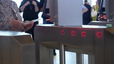 Barkod tarayıcı ile elektronik turnike geçen farklı yaşlardan insanlar. Medya. İş merkezi için erişim kontrolü, yakın çekim