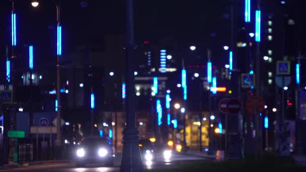 Φώτα νέον στα φώτα της νυχτερινής πόλης. Υλικό από μετοχές. Το νυχτερινό κομμάτι της σύγχρονης πόλης είναι εξοπλισμένο με όμορφα φώτα νέον, όπως στην πόλη του μέλλοντος. Κυκλοφορία αυτοκινητοδρόμων στα φώτα νέον της νυχτερινής πόλης — Αρχείο Βίντεο