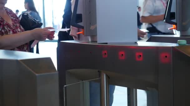 Persone di età diverse che passano tornello elettronico con scanner di codici a barre. I media. Controllo accessi per business center, primo piano — Video Stock