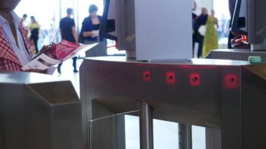 Barkod tarayıcı ile elektronik turnike geçen farklı yaşlardan insanlar. Medya. İş merkezi için erişim kontrolü, yakın çekim