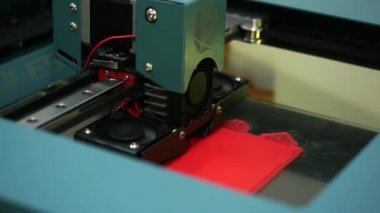 Bilim teknolojisi fuarında çalışma sırasında 3d yazıcının yakın çekim görünümü. Medya. 3d baskı, katkı teknolojileri, mühendislik ve prototip endüstrisi konsepti
