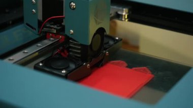 Bilim teknolojisi fuarında çalışma sırasında 3d yazıcının yakın çekim görünümü. Medya. 3d baskı, katkı teknolojileri, mühendislik ve prototip endüstrisi konsepti