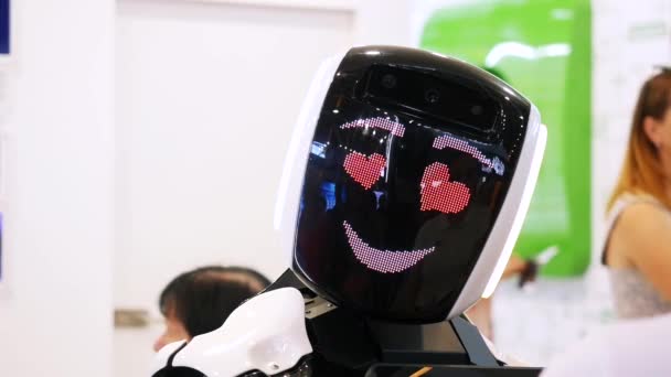 Ekaterimburgo, Rusia - Julio, 2019: Primer plano de la sonrisa y la feliz cara de los robots masculinos mirando a los visitantes de la gran exposición. Medios. Diferentes colecciones de robots de trabajo presentadas en la robótica — Vídeos de Stock