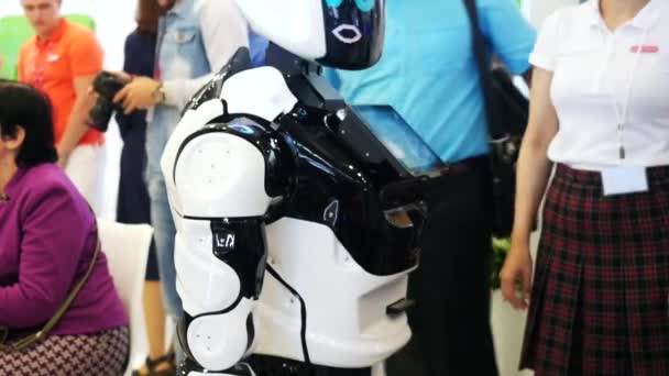 Yekaterinburg, Rússia - julho de 2019: Close-up de pessoas olhando para um robô humanoide plástico em movimento preto e branco. Mídia. Coleção de robôs de trabalho diferente apresentada na exposição do fórum de robótica — Vídeo de Stock