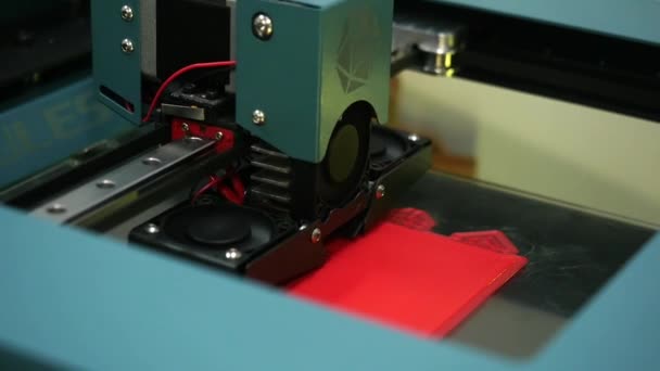 Крупный план 3D принтера во время работы на выставке научных технологий. СМИ. 3D-печать, аддитивные технологии, проектирование и прототипирование — стоковое видео