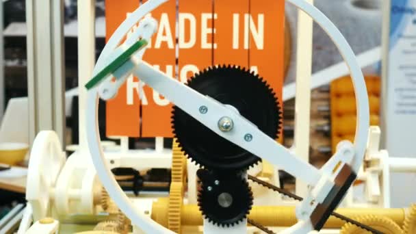 Nahaufnahme des Kunststoffmechanismus mit rotierendem Kunststoffgetriebe. verschiedene Arbeitsgeräte Sammlung auf der Robotik-Forum-Ausstellung präsentiert