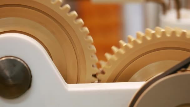 Close-up van het moderne mechaniek met kunststof roterende versnellingen. Media. Verschillende werk apparaten collectie gepresenteerd op de Robotics forum Exhibition — Stockvideo