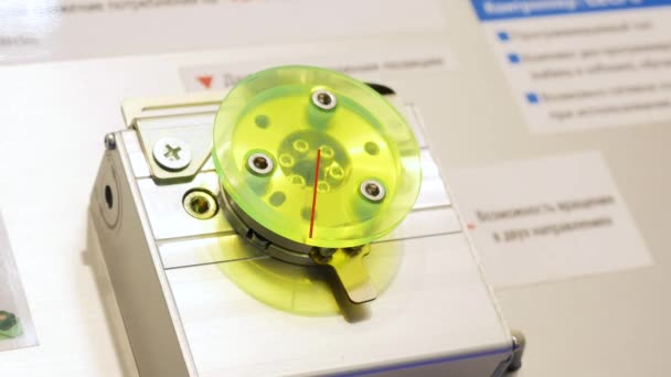 Close-up do mecanismo eletrônico amarelo girando sobre o módulo. Mídia. Dispositivos e mecanismos eletrônicos são apresentados na exposição científica . — Vídeo de Stock