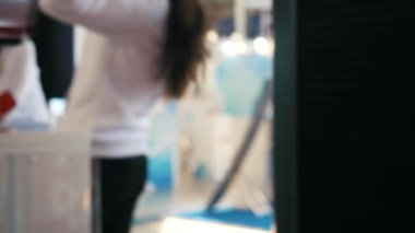 Büyük robotik el tutma ve arka planda insanlarla su ile bir şişe taşınması. Medya. Robotik Forumu sergisinde farklı çalışan robotlar koleksiyonu sunuldu