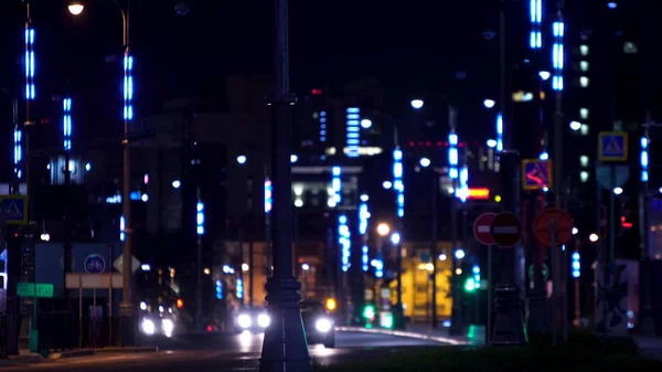 Luces futuristas de carretera de la ciudad por la noche. Imágenes de archivo. Iluminación moderna con faroles caminos de metrópolis por la noche. Iluminación futurista carretera nocturna crea impresión de ciudad de futuro — Foto de Stock