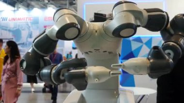 Ellerini çeviren büyük robotun yakın çekim görüntüsü. Medya. Robotik Forumu sergisinde farklı çalışan robotlar koleksiyonu sunuldu