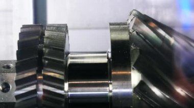İş sırasında otomatik robotik makine sisteminin yakın çekim. Medya. Elektronik cihazlar ve mekanizmalar bilimsel sergide sunuluyor.