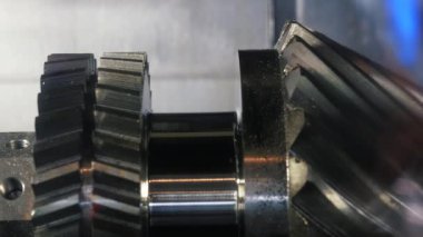 İş sırasında otomatik robotik makine sisteminin yakın çekim. Medya. Elektronik cihazlar ve mekanizmalar bilimsel sergide sunuluyor.