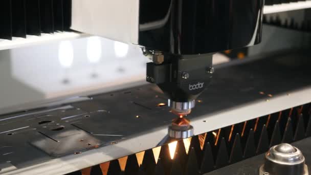 Close-up of robotic mechanism of laser cutting for metal on the exhibition area. Media. Animation. Electronic devices and mechanisms are presented at the scientific exhibition. — Stock Video