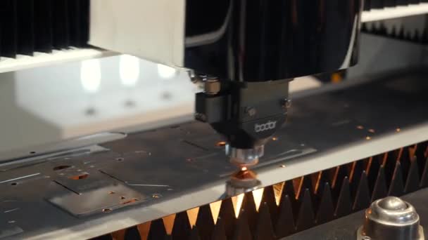 Close-up do mecanismo robótico de corte a laser para metal na área de exposição. Mídia. Animação. Dispositivos e mecanismos eletrônicos são apresentados na exposição científica . — Vídeo de Stock