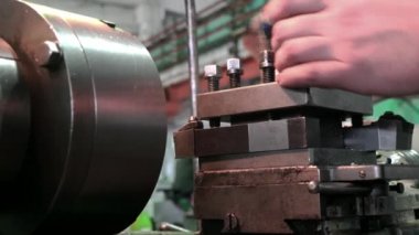 Endüstriyel çelik makinesi ni kuran işçinin yakın çekim. Stok görüntüleri. Fabrika işçisi çelik elleri çalışmadan önce makine kurmak