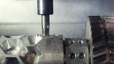 Bir fabrikada torna iç iplik yakın çekim, parça üretim konsepti. Medya. Bir chuck iç diş ipliği ve parça tutma süreci