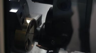 Fabrikada çalışma sırasında metal gravür otomatik makinenin yakın çekim görünümü. Medya. Endüstriyel ve inşaat kavramları