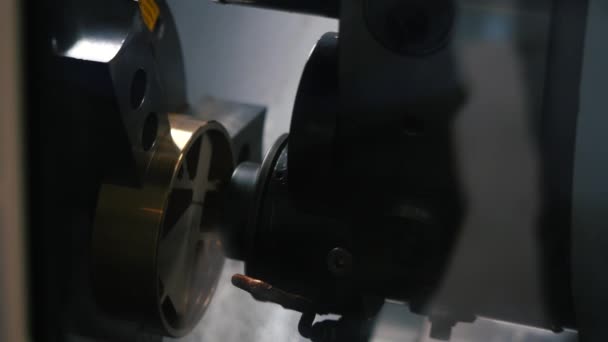 Крупный план металлической гравировки автоматической машины во время работы на заводе. СМИ. Промышленные и строительные концепции — стоковое видео