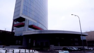 Cam gökdelen iş şirketi görünümü. Stok görüntüleri. Bulutlu gökyüzü nün arka planda alan yüksek katlı bir şirket