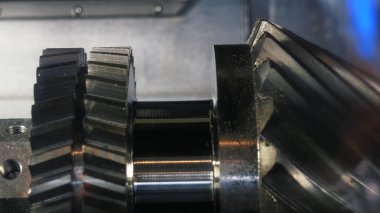 İş sırasında otomatik robotik makine sisteminin yakın çekim. Medya. Elektronik cihazlar ve mekanizmalar bilimsel sergide sunuluyor.