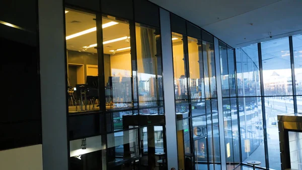 Vue du café à l'intérieur du centre commercial. Images d'archives. Vue du café éclairé par une lumière jaune confortable à travers des fenêtres en verre dans le centre commercial — Photo