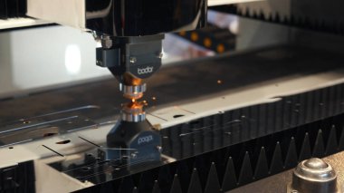 Sergi alanında metal için lazer kesim robotik mekanizma yakın çekim. Medya. Animasyon. Elektronik cihazlar ve mekanizmalar bilimsel sergide sunuluyor.