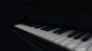 Karanlıkta beyaz bulanık tuşları ile lüks siyah piyano Animasyon. Animasyon. 3d render illüstrasyon. 4k animasyon.