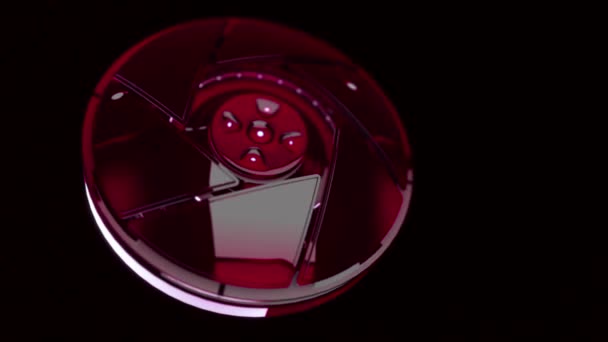 Abstraction futuriste de dispositif électronique 3d, se désintégrant en composants sur le fond noir. Animation. Vue centrale des roues dans la technologie. Pièces mécaniques subtiles sur noir . — Video