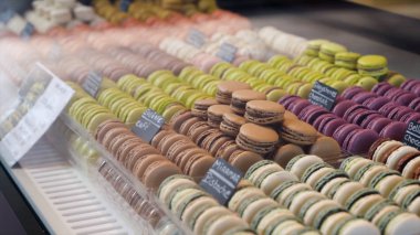Çeşitli makaron kurabiyelerinin yakın çekim. Eylem. Macaroon badem çerezleri birçok tatlı severlerin kalpleri kazanmak. Fransız fırın her zevke ve renk için Macaroons