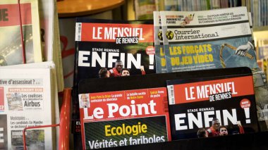 Paris, Fransa - Haziran, 2019: Dergi kapakları ve gazeteler idurakta. Eylem. Şu anda popüler konular ile parlak dergi başlıkları yakın çekim. Raflarda en son haberleri ile Fransızca Dergiler