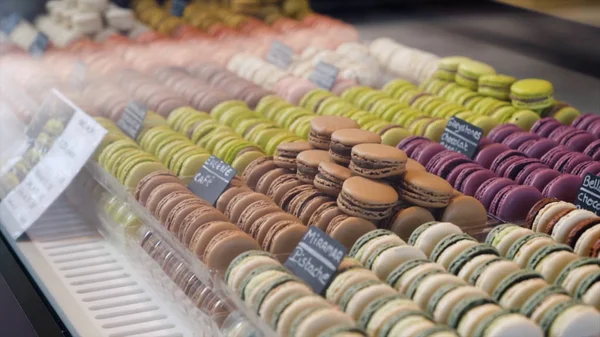 Çeşitli makaron kurabiyelerinin yakın çekim. Eylem. Macaroon badem çerezleri birçok tatlı severlerin kalpleri kazanmak. Fransız fırın her zevke ve renk için Macaroons