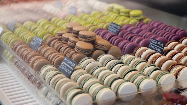 Çeşitli makaron kurabiyelerinin yakın çekim. Eylem. Macaroon badem çerezleri birçok tatlı severlerin kalpleri kazanmak. Fransız fırın her zevke ve renk için Macaroons