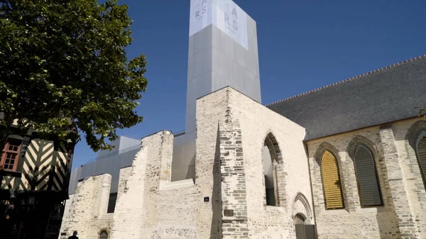 Nuevo edificio está construido sobre ruinas de la antigüedad. Acción. Nuevo rascacielos moderno está construido justo en las ruinas del antiguo edificio en el centro de la ciudad. Edificios modernos desplazan la arquitectura histórica de la ciudad — Foto de Stock