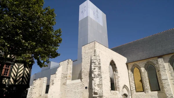 Nuevo edificio está construido sobre ruinas de la antigüedad. Acción. Nuevo rascacielos moderno está construido justo en las ruinas del antiguo edificio en el centro de la ciudad. Edificios modernos desplazan la arquitectura histórica de la ciudad — Foto de Stock