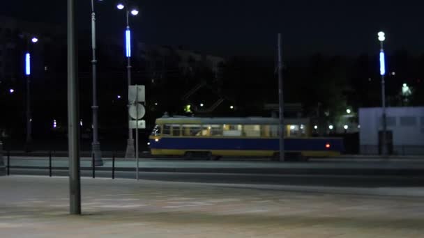 Tramvaj jezdí přes noční město. Skladní záběry. V létě jezdí v letních měsících do městského centra prázdná tramvaj. Veřejná doprava dokončuje noční návrat do skladu — Stock video