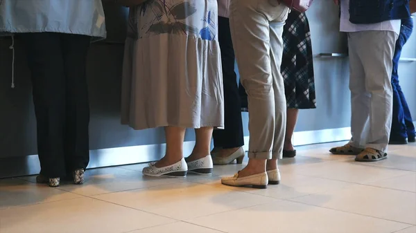 Close-up de mulheres e homens esperando em fila no hospital ou posto. Mídia. Pessoas esperando calmamente por sua vez — Fotografia de Stock