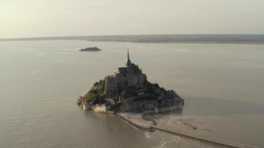 Ünlü Mont Saint-Michel, nehir kenarında küçük bir adada Paris'in batısında Normandiya'da bulunan bir kasabanın havadan görünümü. Eylem. Eski gotik mimarinin muhteşem görünümü