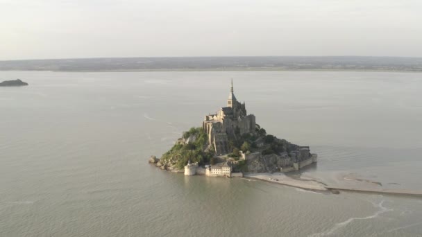 Vista aérea del famoso Mont Saint-Michel, una ciudad situada en Normandía, al oeste de París, en la pequeña isla cerca de la orilla del río. Acción. Increíble vista de la arquitectura gótica antigua — Vídeos de Stock
