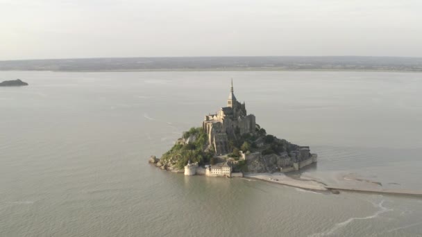 Vista aérea del famoso Mont Saint-Michel, una ciudad situada en Normandía, al oeste de París, en la pequeña isla cerca de la orilla del río. Acción. Increíble vista de la arquitectura gótica antigua — Vídeo de stock