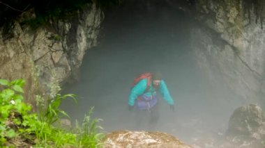 Sisli mağaradan bir yolcu. Stok görüntüleri. Herhangi bir inveterate gezgin bu az bilinen mağara ziyaret etmelidir. Bu mağara gizemlerle dolu, efsanelerle kaplı ve mistik sisle kaplı.