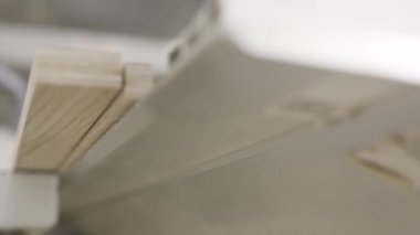 Makinede kesilmiş ahşap panoların yakın çekim. Eylem. Endüstriyel takım tezgahı üzerinde yapılan ahşap tahta pürüzsüz kesim. Testere makinesi ile ahşap tahta kesme