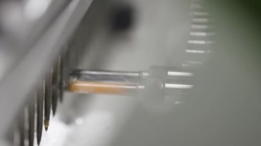 Makinenin matkap uçlarının yakın çekim. Eylem. Ahşap veya metal yüzeylerde delik açmak için endüstriyel sondaj makinesi. Endüstriyel işletmelerde sondaj makinesi uçlarının yakın çekim